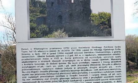 Tablica informacyjna przybliża turystom historię ruin zamku.