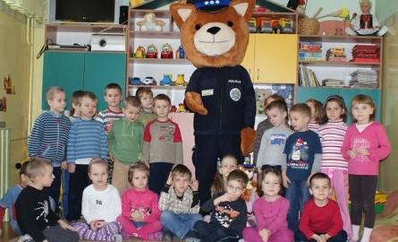 Wyjątkowy funkcjonariusz ostrołęckiej policji rozpoczął służbę. Zobacz zdjęcia ze spotkania Komisarza Kurpika z dziećmi