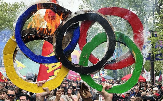 Igrzyska olimpijskie w Paryżu utoną w śmieciach! Służby oczyszczania miasta grożą strajkiem. Koła olimpijskie spłonęły na Placu Republiki