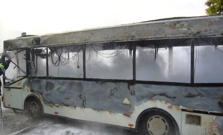Miejski autobus zapalił się podczas jazdy na drodze w Ćmielowie (zdjęcia)