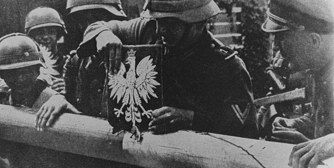 Wrzesień 1939: Żołnierze i policjanci niemieccy 1. Pułk Policji Państwowej z WMG niszczą polski szlaban graniczny i godło Polski w Gdyni-Kolibkach.