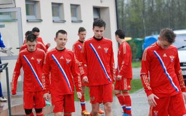 Damian Parszewski (z lewej) zdobył dla Rosji trzy gole w pierwszym grupowym meczu z Anglią (Gimnazjum 1 Strawczyn).