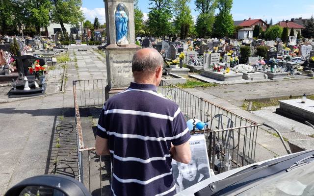 Mieszkańcy Rydułtów upamiętnili ośmioletniego Kamilka. Zapalają znicze pod krzyżem na cmentarzu. Położyli tam fotografię chłopczyka ZDJĘCIA 