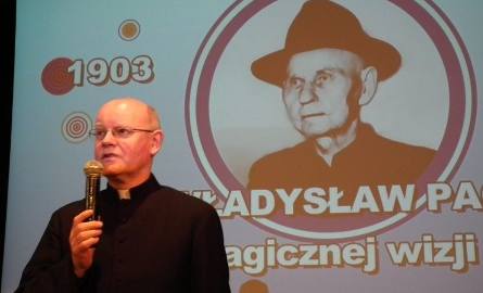 Inicjatorem wydania albumu był ksiądz Edward Poniewierski, kanclerz kurii, który osobiście znał księdza Władysława Paciaka.