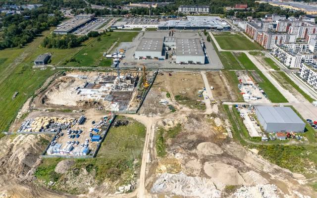 Designer Outlet Kraków. Konstrukcja już stoi, budują parking, ale przy Galicyjskiej rośnie coś jeszcze - osiedle Centralna Vita