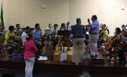 Próba Orkiestry Symfonicznej Uniwersytetu Kraju Tolima przed koncertem w Ibague. Krzyś Michalski na zdjęciu w środku.