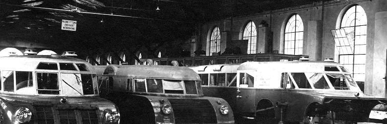 Lokomotywownia w Krakowie, wagony motorowe luxtorpeda (z prawej wagon w remoncie). 1938 r.
