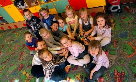 Maluchy z Publicznego Przedszkola numer 3 w Radomiu bardzo chętnie przynoszą nakrętki dla Gosi z Kacprowic.