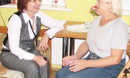 Na zdjęciu mieszkanka domu Krystyna Śpiewak (z prawej) w rozmowie z panią kierownik Otylią Łukaszuk-Mazurek.