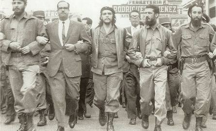Castro i Guevara w marszu zorganizowanym po wybuchu belgijskiego statku wiozącego broń dla Kuby