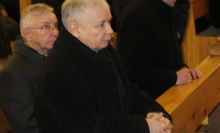 W intencji mamy Jarosław Kaczyński żarliwie modlił się podczas mszy św. W kościele