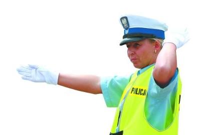 Policjantka wykonuje gesty upewniające uczestników ruchu o utrzymaniu kierunku jazdy. Ponadto ponagla kierowców ze swojej  lewej strony, którzy chcą