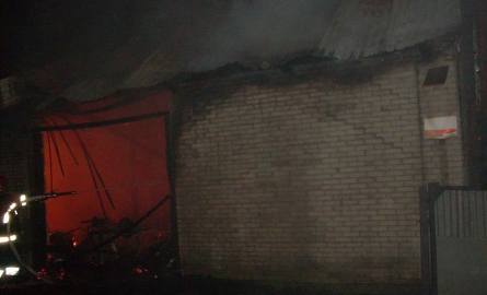 W Bałtowie płonęły dwie stodoły, uszkodzone zostały maszyny 