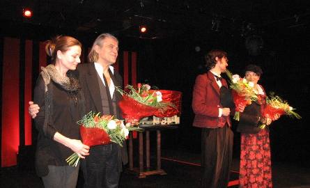 Mali aktorzy dziękowali twórcom przedstawienia: od lewej Eva Farkasova, scenografka,  Marian Pecko,reżyser przedsatwienia, Maciej Łagodziński i Magdalena