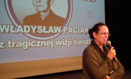Spotkanie prowadziła Elwira Dzikowska, twórczyni filmu o księdzu Paciaku.
