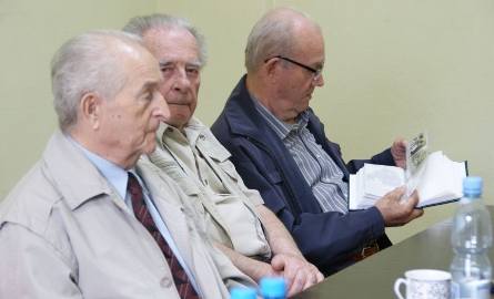 Od lewej Marian Palacz, Zdzisław Szymański, Gustaw Kiełek 70 lat temu chodzili do szkoły w Krzyżowej Woli. Dziś wspólnie przypominają sobie szkolne
