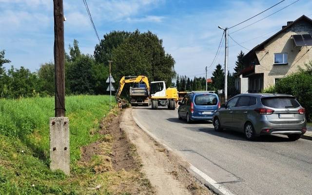 Utrudnienia na drodze powiatowej w Skawinie. Zaczyna się remont, kierowców czeka jazda połówkami jezdni i ruch wahadłowy