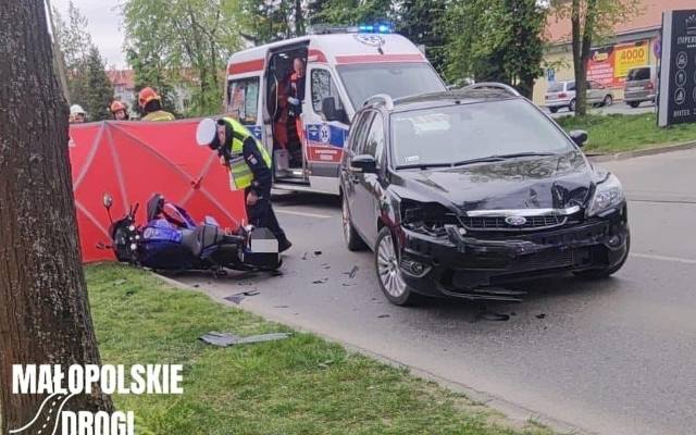 Poważny wypadek w Oświęcimiu. Na ul. Leszczyńskiej doszło do zderzenia motocykla z samochodem. Są utrudnienia w ruchu