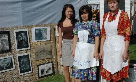 Marzena Łankowska (od lewej), jej mama Grażyna i Beata Niebieszczańska z Muszkowa prezentowały na sołeckim stoisku m.in. obrazy namalowane przez dwie