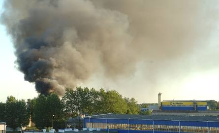 Pożar przy ul. Słowiańskiej w Koszalinie. Paliło się składowisko [zdjęcia]