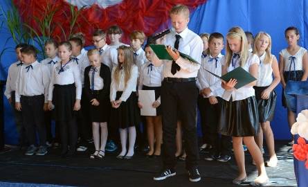 Zwieńczeniem uroczystości była akademia patriotyczna przygotowana przez uczniów szkoły podstawowej w Ossali