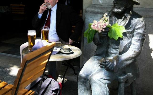 Zakaz picia alkoholu przy pomniku Piotra Skrzyneckiego na Rynku Głównym. Radni podjęli uchwałę
