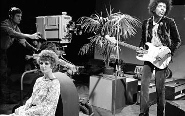 Jimi Hendrix (po prawej) w holenderskiej telewizji w 1967 roku. Występ w Studio Vitus, Bussum