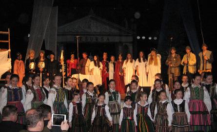 Festiwal Kolęd i Pastorałek uświetniły jasełka w wykonaniu Teatru Poszukiwań Resursy Obywatelskiej. W finale pomagały śpiewać "Wolanianki&a