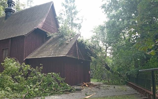 Kraków. Burza zniszczyła zabytkowy kościół w Górce Kościelnickiej. Wprowadzono bezwzględny zakaz wchodzenia do świątyni