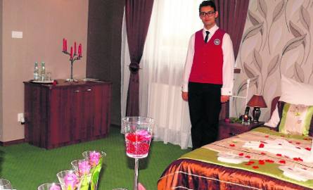 W pracowni hotelarskiej pokój został specjalnie przygotowany na romantyczny andrzejkowy wieczór, z rozsypanymi płatkami róż.