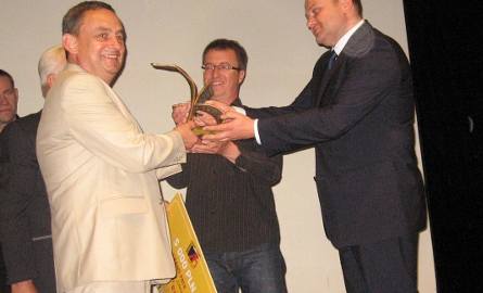 Grand Prix wręczone przez prezydenta Radomia,  Andrzeja Kosztowniaka, odebrał w imieniu Jerzego Ridana, jego syn Krzysztof.( w środku).