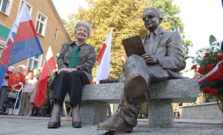Janina Sylwestrzak przysiadła obok swojego genialnego ojca (pomnik autorstwa Michała Kubiaka)