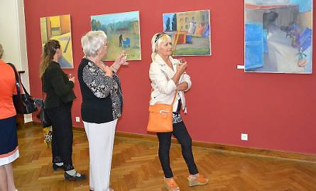 Zwiedzający ekspozycje przy pracach Alicji Szukuć z pracowni prof. Pręgowskiego. Ta studentka upodobała sobie podwórka, z ich niepowtarzalnym klimat