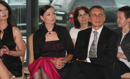 Jan Maćkowiak, członek zarządu województwa, z żoną Martyną, oraz drugim planie Bogusława Klicka, żona Krzysztofa Klickiego podziwiali pokaz.