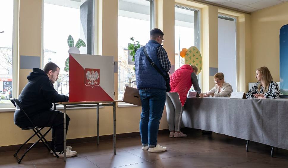 Film do artykułu: W Polsce rozpoczęła się druga tura wyborów samorządowych. Głosowanie ma potrwać do godz. 21