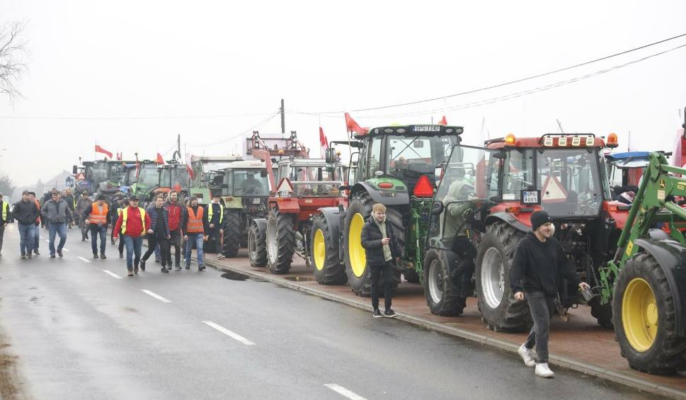 Film do artykułu: Protest rolników na DK 44 i DK 1 między Tychami a Bieruniem. Około setki ciągników