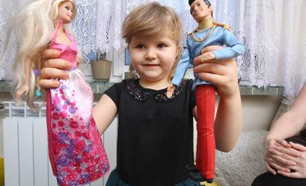Ulubione zabawki Wiktorii to Barbie i Ken. Bawi się nimi nie tylko z koleżankami, ale także z babcią Wiesią.