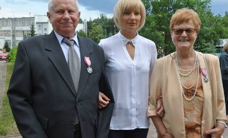 Stefania i Józef Słokowie brali ślub 60 lat temu. Na zdjęciu z burmistrz Stąporkowa Dorotą Łukomską