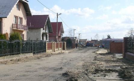 Ekipy pracują również na terenie osiedla domków jednorodzinnych na „nowym” Osieku. Przybędzie kilka asfaltowych ulic i nowe chodniki.