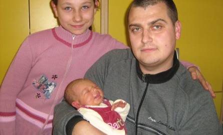 Weronika Dąbrowska z tatą i siostrą