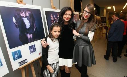 Małgorzata Kołosowska, właścicielka salonów firmowych Simple i Big Star Kielcach, z córkami. W kalendarzu mają niezwykle ciepłe, pełne miłości zdjęc