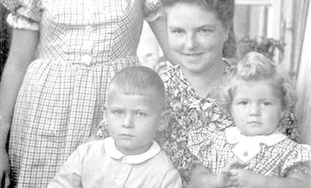 Ruth Jahr z dziećmi: Ingą, Ulim i Gizelą w 1944 roku.