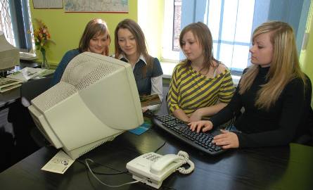 Ania Wijata (od lewej), Ola Warczachowska, Justyna Rylska, Karolina Strach w czasie Dnia Przedsiębiorczości pozna-wały tajniki pracy dziennikarza.