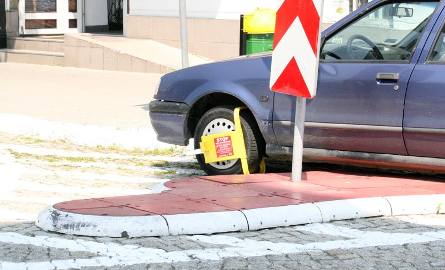 Zagadkowe zachowanie kierowcy. Porzucił auto na środku skrzyżowania w Ostrołęce i znikł (zdjęcia) 