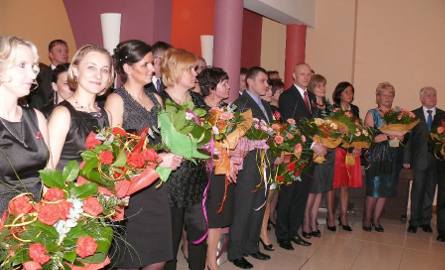 Uhonorowani kwiatami wychowawcy klas maturalnych. Od lewej: Sylwia Nowak- III alp/ug, Anna Bracik- IV int, Magdalena Tuz- IV mt, Agnieszka Zawicka- IV