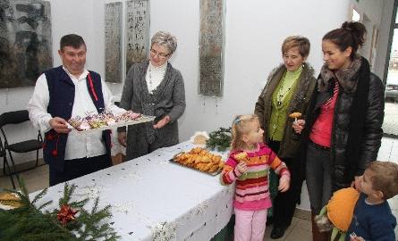 Dorota i Tadeusz Michta (z lewej) kusili świątecznymi przysmakami.