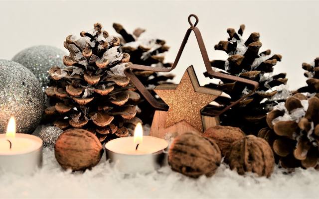 Świąteczne dekoracje z szyszek DIY. Tak modnie ozdobisz dom na Boże Narodzenie. Jak wykorzystać szyszki do pięknych świątecznych dekoracji?