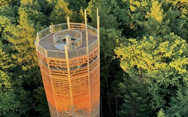 Dzisiaj otwarcie wieży widokowej na Łysuli. Drugiej takiej nie znajdziecie w całej Małopolsce. Można z niej zjechać 54-metrową zjeżdżalnią
