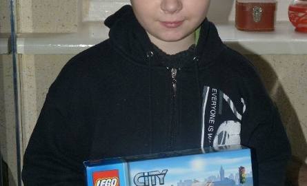 11 – letni Mateusz na gwiazdkę dostał ulubioną zabawkę – klocki lego.