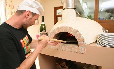 Oprócz typowo chorwackich specjałów, w knajpie można zjeść oryginalną włoską pizzę wyrabianą w opalanym drewnem piecu.